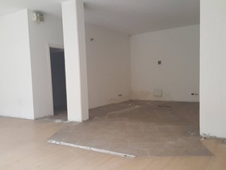 Attività commerciale in Vendita a Santa Croce sull'Arno, 90'000€, 80 m²