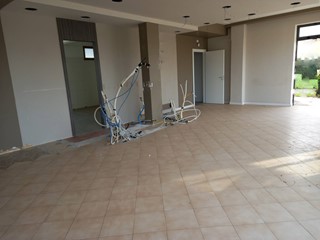 Attività commerciale in Affitto a Crespina Lorenzana, 1'200€, 115 m²