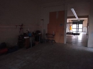 Attività commerciale in Affitto a Pontedera, 900€, 160 m²