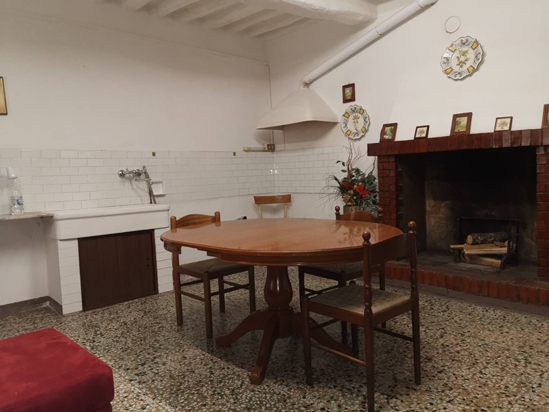 Casa Indipendente in Vendita a Buti, 180'000€, 200 m²
