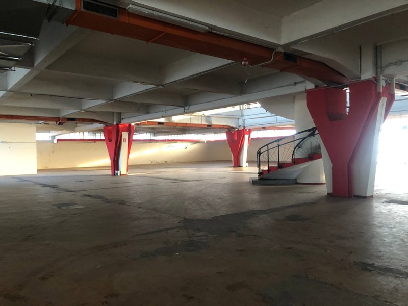 Attività commerciale in Affitto a Pontedera, 10'000€, 3000 m²
