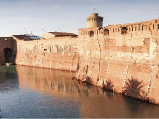 Attività commerciale in Affitto a Livorno, 90 m²