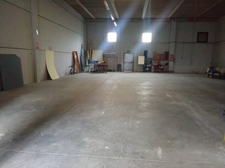 Attività commerciale in Affitto a Collesalvetti, 1'500€, 450 m²