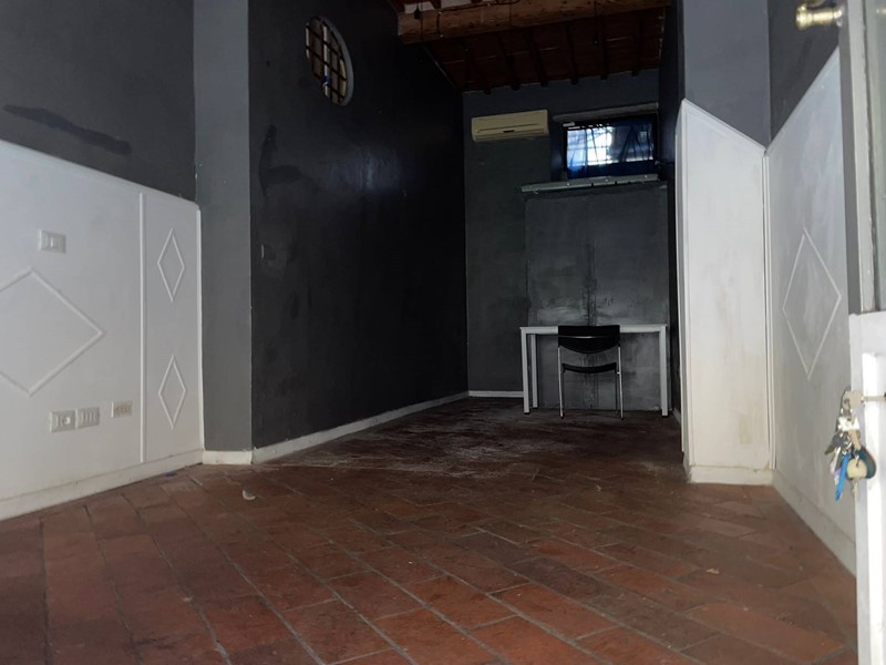 Attività commerciale in Affitto a Livorno, 450€, 30 m²