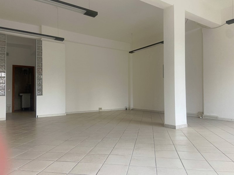 Attività commerciale in Vendita a Rosignano Marittimo, 90'000€, 60 m²