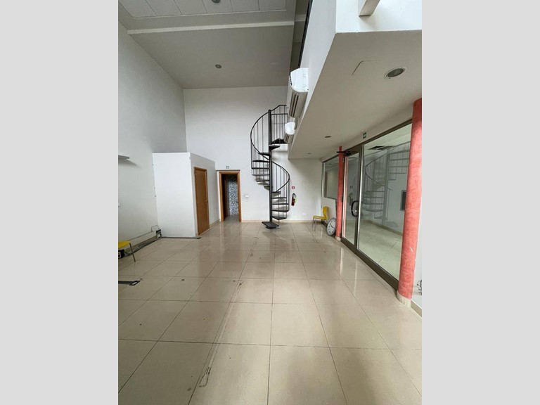 Ufficio in Affitto a Livorno, 700€, 90 m²