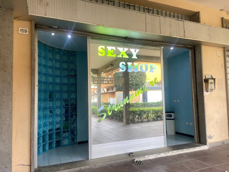 Attività commerciale in Vendita a Cecina, 120'000€, 115 m²