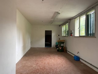 Attività commerciale in Affitto a Lucca, 1'000€, 100 m²