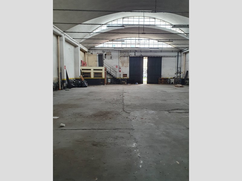 Attività commerciale in Affitto a Lucca, 4'000€, 500 m²