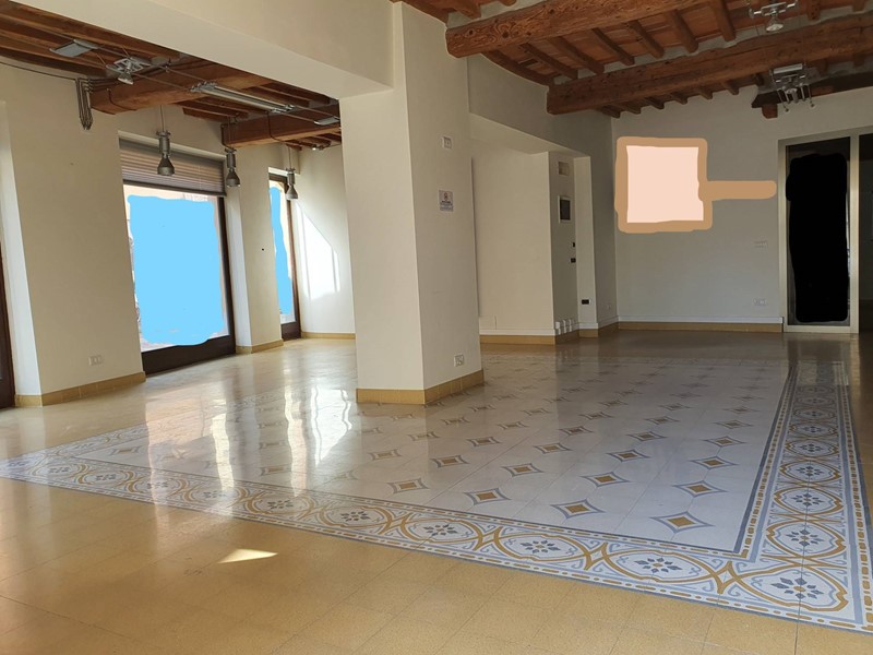 Attività commerciale in Affitto a Lucca, 1'800€, 140 m²