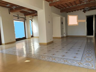 Attività commerciale in Affitto a Lucca, 1'800€, 140 m²