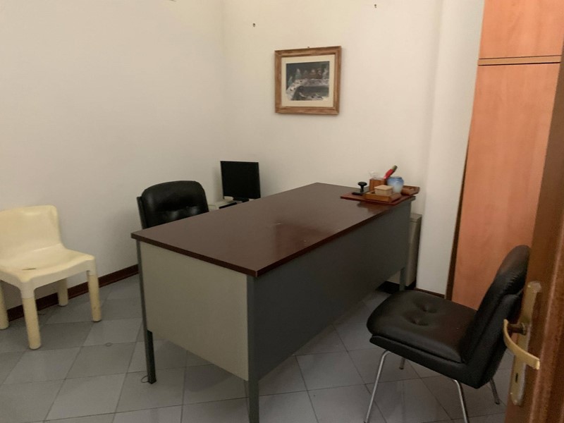 Ufficio in Affitto a Lucca, 750€, 60 m²