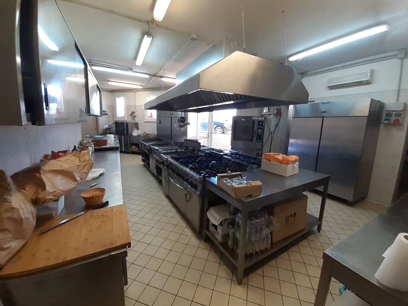 Attività commerciale in Affitto a Porcari, 3'000€, 300 m²