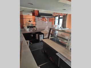 Attività commerciale in Affitto a Chiesina Uzzanese, 800€, 106 m²