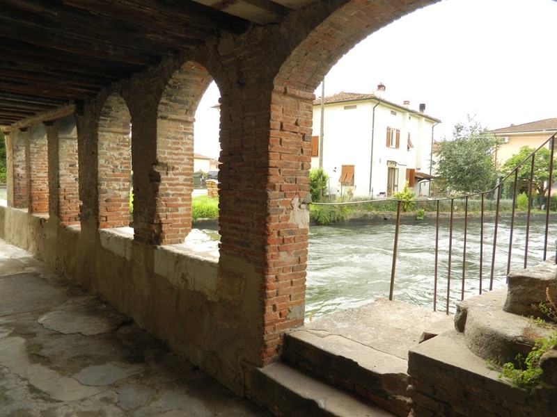 Casa Indipendente in Vendita a Lucca, 180'000&euro;, 385 m²