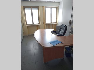 Ufficio in Affitto a Lucca, 650€, 93 m²