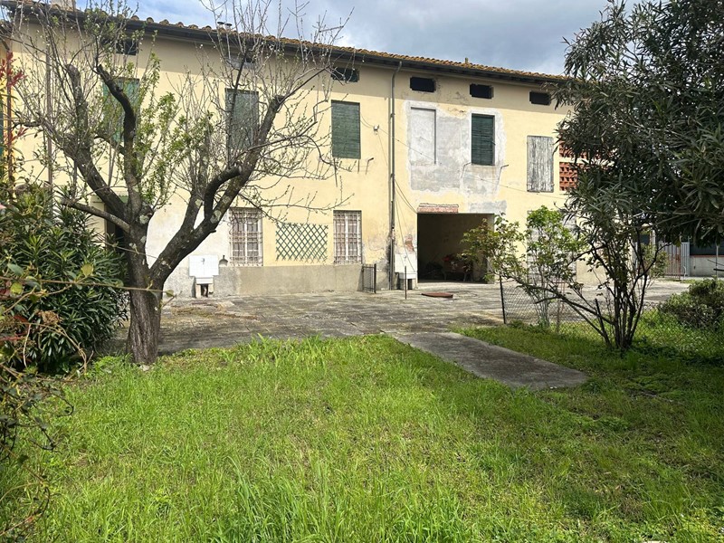 Casa Indipendente in Vendita a Lucca, 295'000&euro;, 600 m²