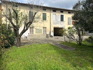 Casa Indipendente in Vendita a Lucca, 295'000&euro;, 600 m²