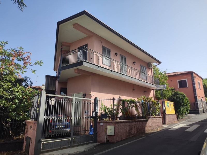 Casa Indipendente in Vendita a Ragalna, 210'000&euro;, 420 m²