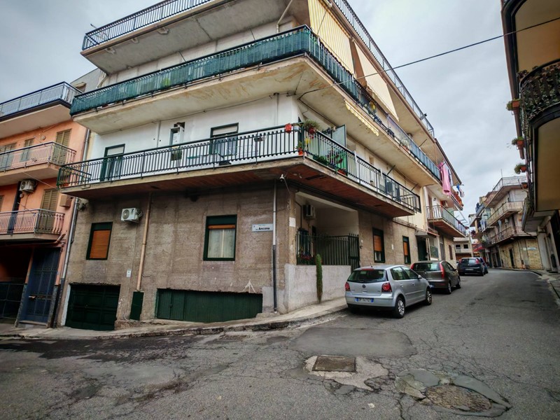 Quadrilocale in Vendita a Paternò, 90'000€, 180 m²