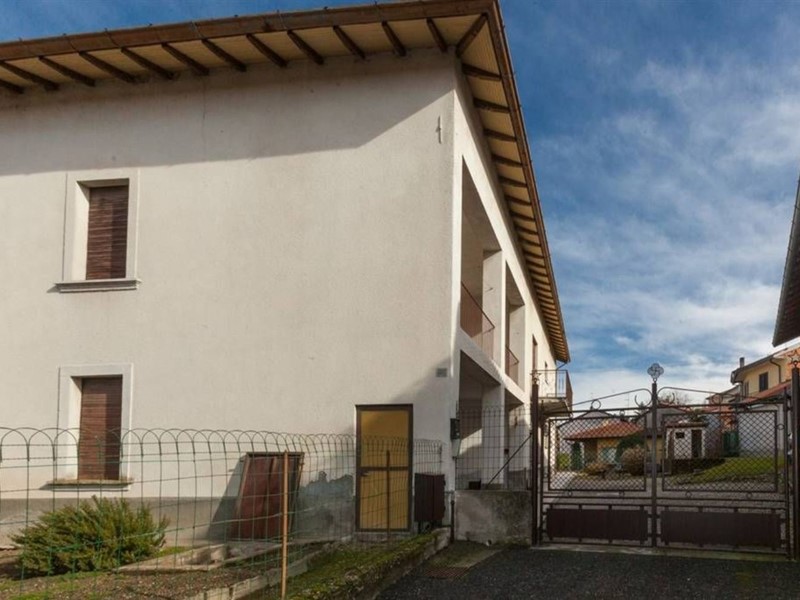 Appartamento in Vendita a Biandronno, 174'000€, 450 m²