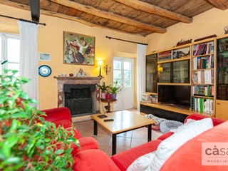 Rustico in Vendita a Varese, 225'000€, 270 m²