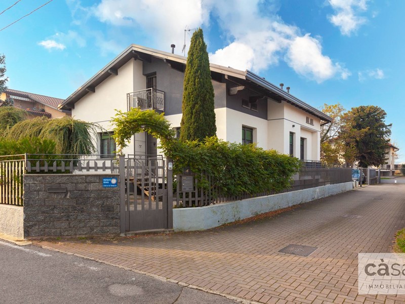 Villa in Vendita a Venegono Inferiore, 425'000€, 210 m²