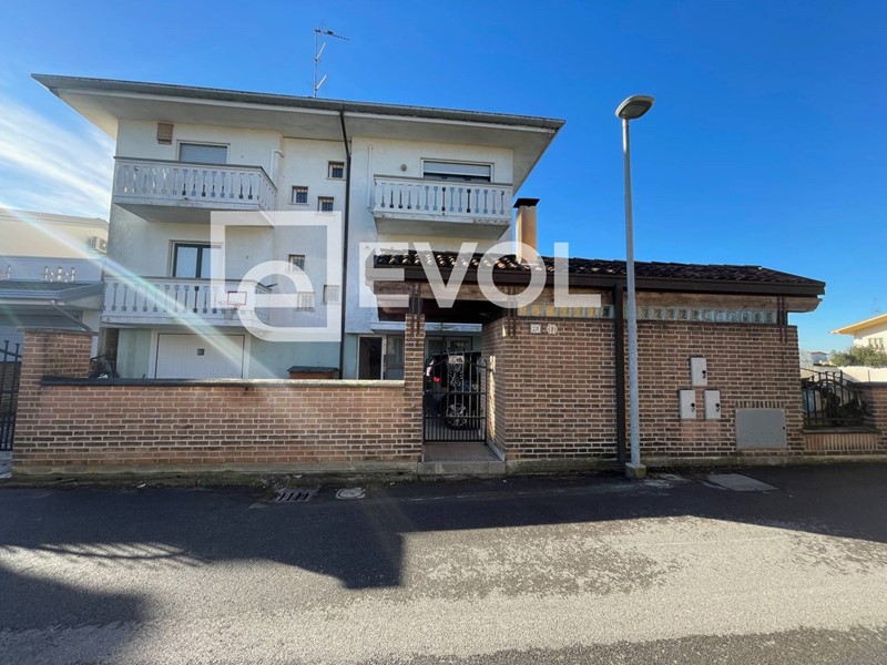 Casa Indipendente in Vendita a Carlino, 199'000€, 330 m²