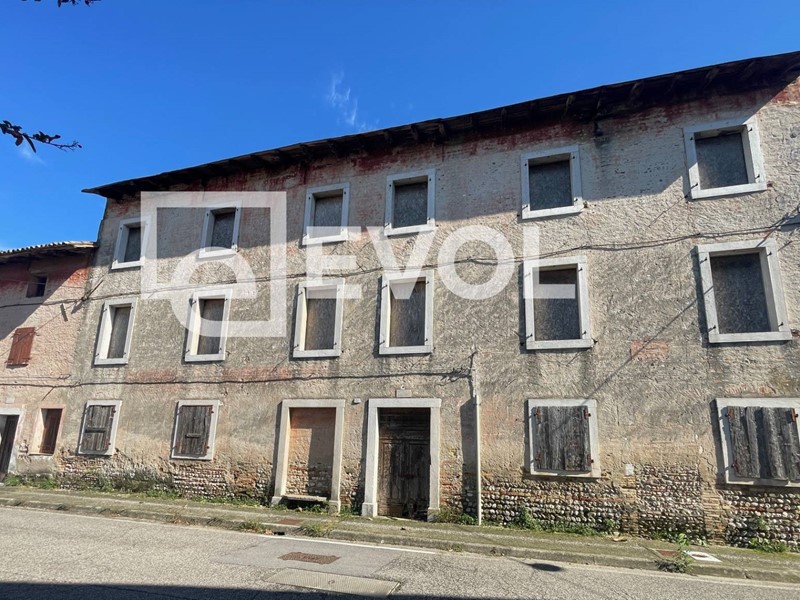 Rustico in Vendita a Gonars, 99'000€, 177 m²