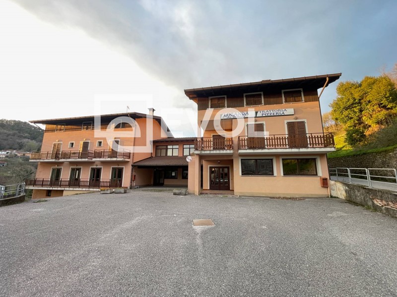 Immobile commerciale in Vendita a Castelnovo del Friuli, 290'000€, 600 m²