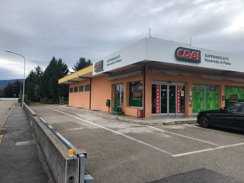 Immobile commerciale in Affitto a Roveredo in Piano, 4'000€, 600 m²