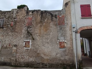 Rustico in Vendita a Pordenone, 150'000€, 220 m²