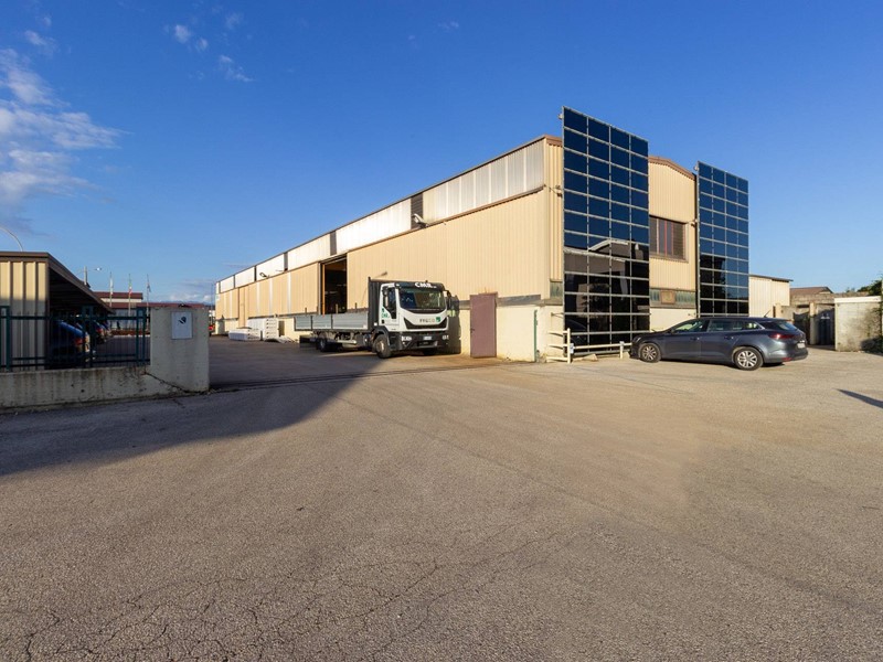 Capannone in Vendita a San Giorgio della Richinvelda, 750'000€, 3000 m²