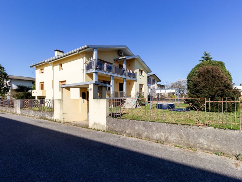 Casa Semi Indipendente in Vendita a Cordenons, 395'000€, 540 m²