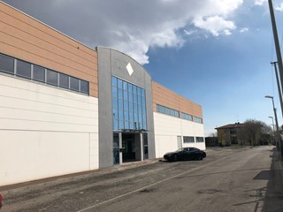 Immobile commerciale in Vendita a Cordenons, 1600 m²