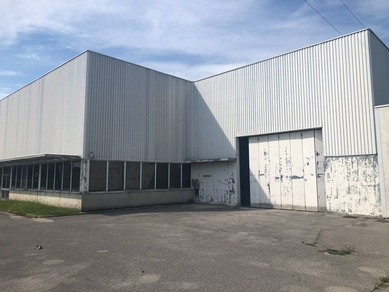 Capannone in Vendita a Porcia, 4087 m²