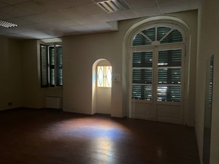 Attività commerciale in Affitto a Busto Arsizio, 1'500€, 200 m²