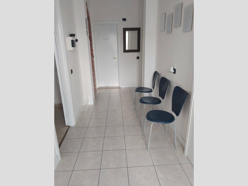 Attività commerciale in Affitto a Cassano Magnago, 200€, 100 m²