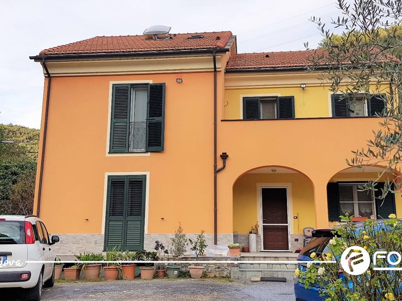 Casa Semi Indipendente in Vendita a Zuccarello, 465'000€, 170 m²