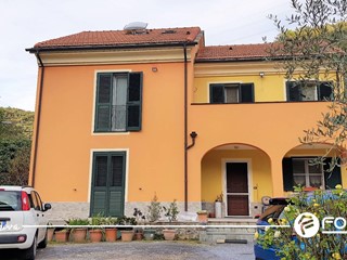 Casa Semi Indipendente in Vendita a Zuccarello, 465'000€, 170 m²