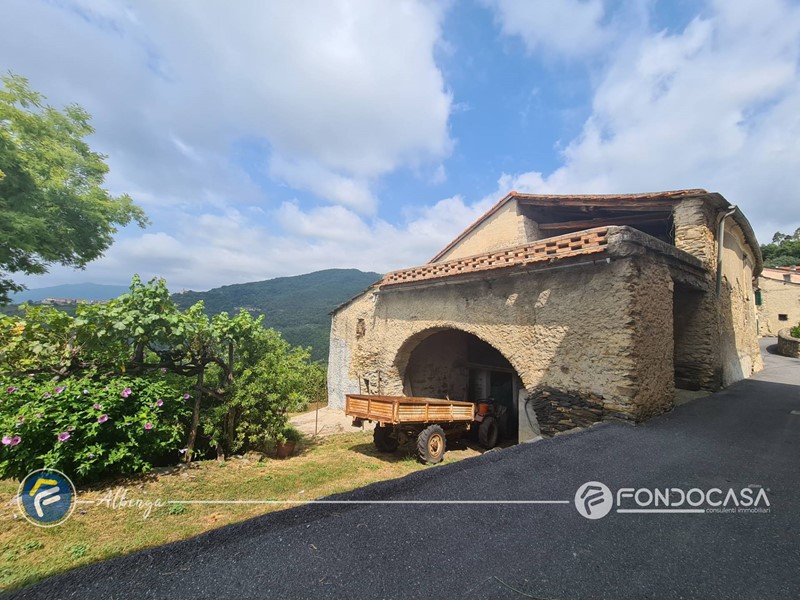 Rustico in Vendita a Onzo, 105'000€, 320 m²