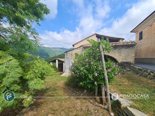 Rustico in Vendita a Onzo, 105'000€, 320 m²