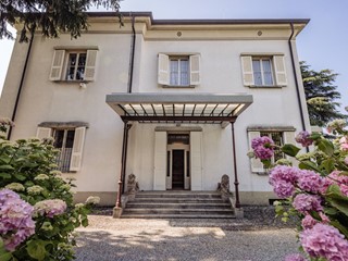 Villa in Vendita a Longone al Segrino, 1'880'000€, 750 m²