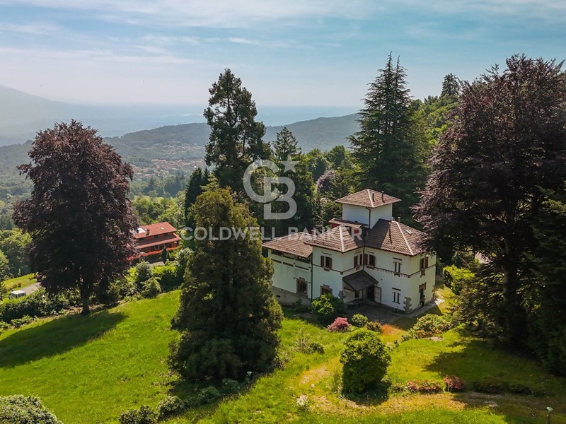 Villa in Vendita a Gignese, 1'500'000€, 450 m²