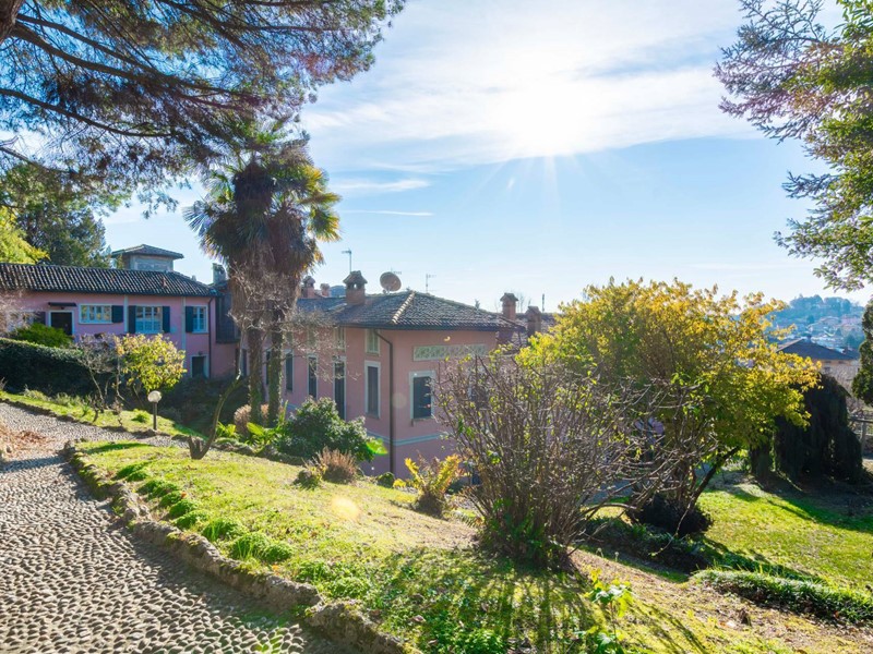 Villa in Vendita a Albese con Cassano, 1'700'000€, 761 m²