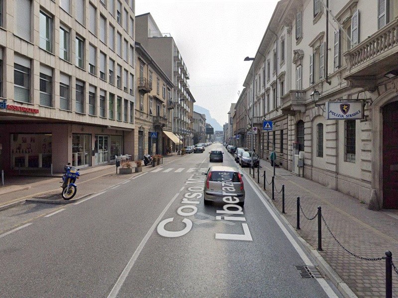 Ufficio in Affitto a Lecco, 700€, 62 m²