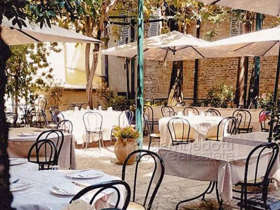 Attività commerciale in Vendita a Urbino, 99'000€, 370 m²