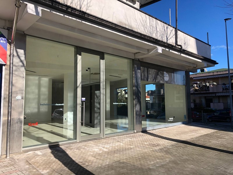 Immobile commerciale in Vendita a San Benedetto del Tronto, 350'000€, 196 m²