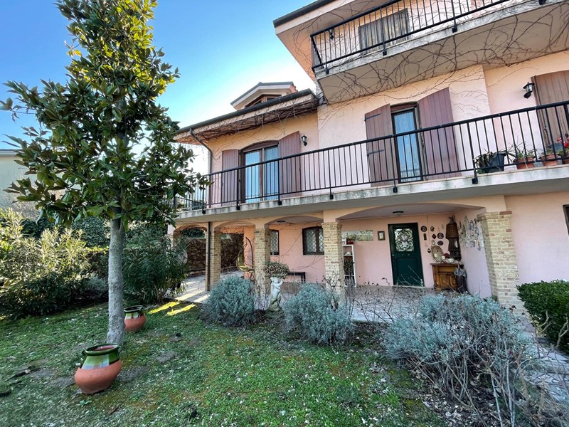 Villa in Vendita a Ripatransone, 375'000€, 360 m²