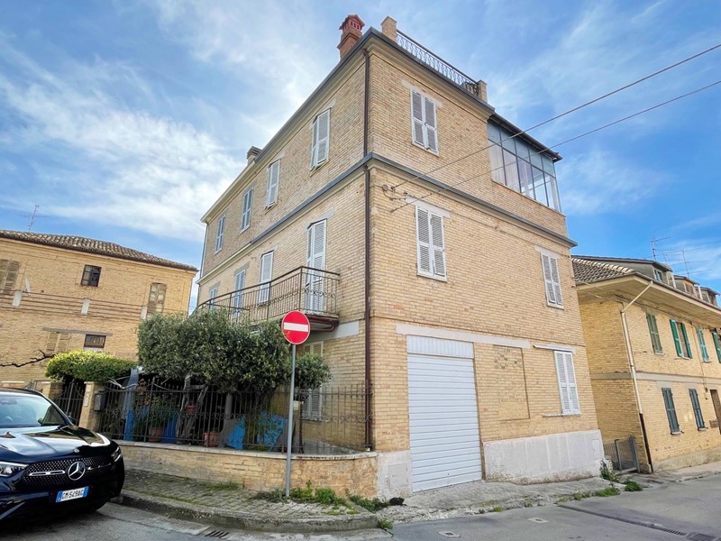 Casa Indipendente in Vendita a Offida, 169'000€, 210 m²
